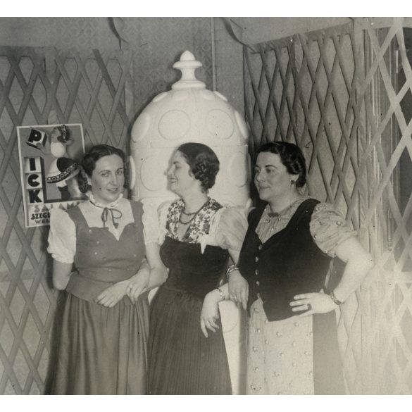 Nagyobb méret, Szeged, Pick estély, elegáns nők Pick plakáttal, reklám, cserépkályha, Horthy-korszak, 1937. január 6, 1930-as évek, Eredeti fotó, papírkép.