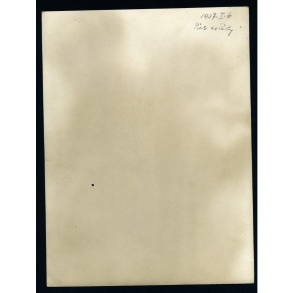 Nagyobb méret, Szeged, Pick estély, elegáns nők Pick plakáttal, reklám, cserépkályha, Horthy-korszak, 1937. január 6, 1930-as évek, Eredeti fotó, papírkép.