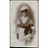 Perlgrund Lajos műterme, Eger, Csíkszentgyörgyi Mártonffy Margit portréja, elegáns né kalapban, ernyővel, monarchia, 1890-es évek, Eredeti kabinetfotó, hátulja feliratozott, alja vágott. 