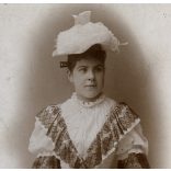 Perlgrund Lajos műterme, Eger, Csíkszentgyörgyi Mártonffy Margit portréja, elegáns né kalapban, ernyővel, monarchia, 1890-es évek, Eredeti kabinetfotó, hátulja feliratozott, alja vágott. 