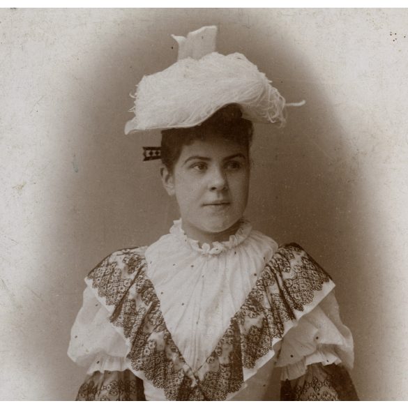 Perlgrund Lajos műterme, Eger, Csíkszentgyörgyi Mártonffy Margit portréja, elegáns né kalapban, ernyővel, monarchia, 1890-es évek, Eredeti kabinetfotó, hátulja feliratozott, alja vágott. 