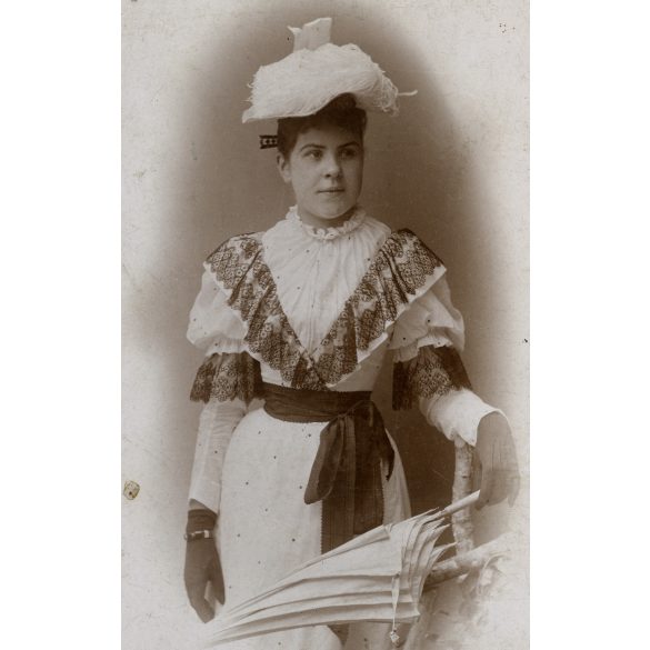 Perlgrund Lajos műterme, Eger, Csíkszentgyörgyi Mártonffy Margit portréja, elegáns né kalapban, ernyővel, monarchia, 1890-es évek, Eredeti kabinetfotó, hátulja feliratozott, alja vágott. 