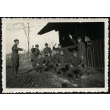 Magyar katonák egyenruhában vicceskednek, Debrecen, 2. világháború, Horthy-korszak, helytörténet, 1939, 1930-as évek, Eredeti fotó, papírkép.  