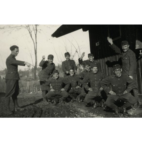 Magyar katonák egyenruhában vicceskednek, Debrecen, 2. világháború, Horthy-korszak, helytörténet, 1939, 1930-as évek, Eredeti fotó, papírkép.  