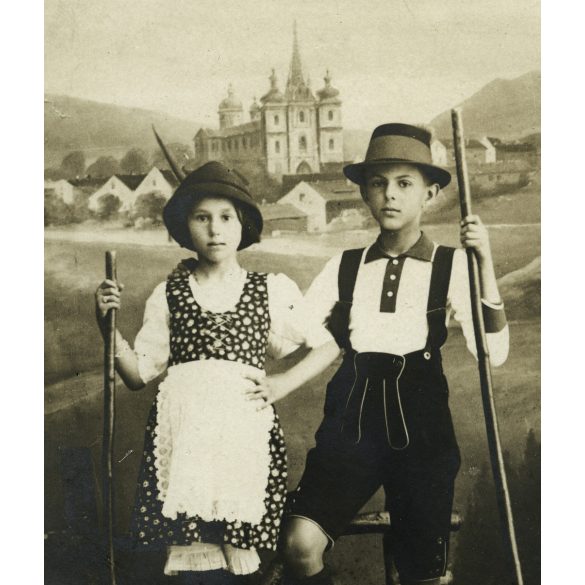 Zarándok gyerekek ünneplő ruhában, Mariazell, Ausztria, kegyhely, egyház, vallás, monarchia, helytörténet, , 1913, 1910-es évek, Eredeti fotó, papírkép.   