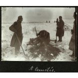 3 darab kartonra ragasztott fotó, földbe szúrt puskával jelzett meggémberedett hullák, temetés a téli frontvonalon, Oroszország, magyar katonák egyenruhában, 1. világháború, monarchia, 1910-es évek, Eredeti fotó, papírkép.  