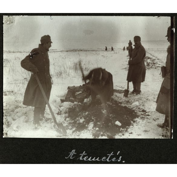 3 darab kartonra ragasztott fotó, földbe szúrt puskával jelzett meggémberedett hullák, temetés a téli frontvonalon, Oroszország, magyar katonák egyenruhában, 1. világháború, monarchia, 1910-es évek, Eredeti fotó, papírkép.  