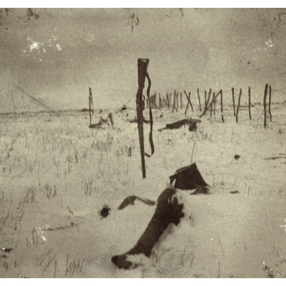 3 darab kartonra ragasztott fotó, földbe szúrt puskával jelzett meggémberedett hullák, temetés a téli frontvonalon, Oroszország, magyar katonák egyenruhában, 1. világháború, monarchia, 1910-es évek, Eredeti fotó, papírkép.  