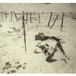 3 darab kartonra ragasztott fotó, földbe szúrt puskával jelzett meggémberedett hullák, temetés a téli frontvonalon, Oroszország, magyar katonák egyenruhában, 1. világháború, monarchia, 1910-es évek, Eredeti fotó, papírkép.  