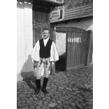 Szász Imre lábbeli készítő. Erdély, Székelyföld, cipész mester, foglalkozás, „Óvóhel” felirat a kapun, 2. világháború, népviselet, 1940-es évek,  Eredeti nagyméretű fotó negatív!       