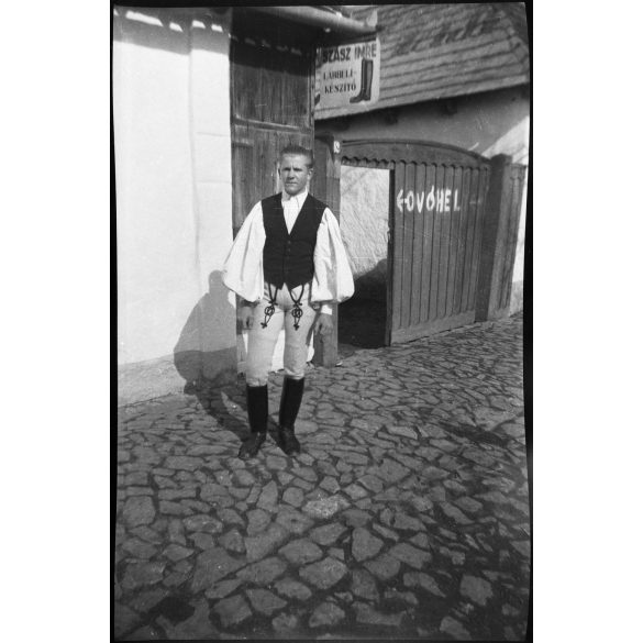 Szász Imre lábbeli készítő. Erdély, Székelyföld, cipész mester, foglalkozás, „Óvóhel” felirat a kapun, 2. világháború, népviselet, 1940-es évek,  Eredeti nagyméretű fotó negatív!       