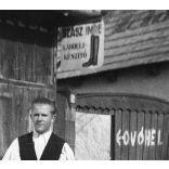 Szász Imre lábbeli készítő. Erdély, Székelyföld, cipész mester, foglalkozás, „Óvóhel” felirat a kapun, 2. világháború, népviselet, 1940-es évek,  Eredeti nagyméretű fotó negatív!       