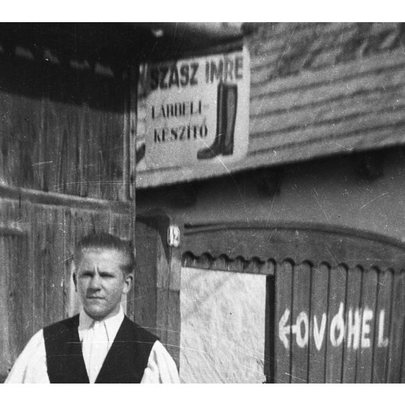 Szász Imre lábbeli készítő. Erdély, Székelyföld, cipész mester, foglalkozás, „Óvóhel” felirat a kapun, 2. világháború, népviselet, 1940-es évek,  Eredeti nagyméretű fotó negatív!       