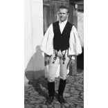 Szász Imre lábbeli készítő. Erdély, Székelyföld, cipész mester, foglalkozás, „Óvóhel” felirat a kapun, 2. világháború, népviselet, 1940-es évek,  Eredeti nagyméretű fotó negatív!       