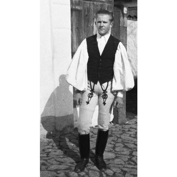 Szász Imre lábbeli készítő. Erdély, Székelyföld, cipész mester, foglalkozás, „Óvóhel” felirat a kapun, 2. világháború, népviselet, 1940-es évek,  Eredeti nagyméretű fotó negatív!       