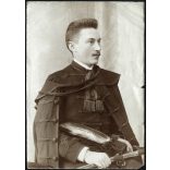 Nagyobb méret, fiatal férfi ünneplő magyaros ruhában, darutollas sapka, kard, szablya, atilla, mente, pödrött bajusz, monarchia, 1890-es évek, Eredeti fotó, papírkép, gyűrődésekkel, szakadásokkal. 