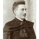 Nagyobb méret, fiatal férfi ünneplő magyaros ruhában, darutollas sapka, kard, szablya, atilla, mente, pödrött bajusz, monarchia, 1890-es évek, Eredeti fotó, papírkép, gyűrődésekkel, szakadásokkal. 