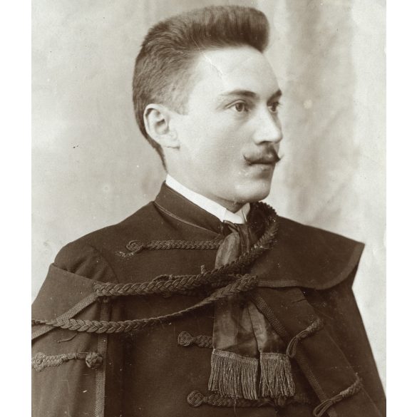 Nagyobb méret, fiatal férfi ünneplő magyaros ruhában, darutollas sapka, kard, szablya, atilla, mente, pödrött bajusz, monarchia, 1890-es évek, Eredeti fotó, papírkép, gyűrődésekkel, szakadásokkal. 