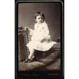 Letzter és Társa műterem, Szeged, elegáns kislány egy gyönyörű asztalon, monarchia, 1880-as évek, Eredeti CDV, vizitkártya fotó.  