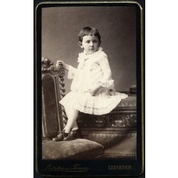   Letzter és Társa műterem, Szeged, elegáns kislány egy gyönyörű asztalon, monarchia, 1880-as évek, Eredeti CDV, vizitkártya fotó.  
