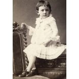 Letzter és Társa műterem, Szeged, elegáns kislány egy gyönyörű asztalon, monarchia, 1880-as évek, Eredeti CDV, vizitkártya fotó.  