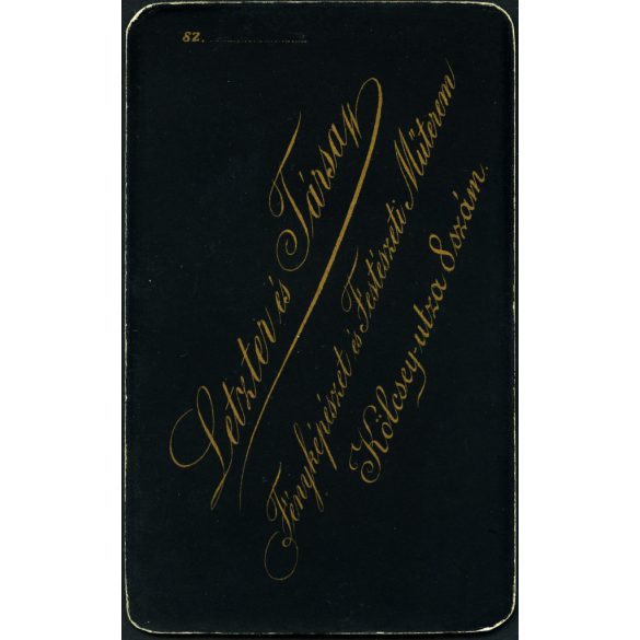 Letzter és Társa műterem, Szeged, elegáns kislány egy gyönyörű asztalon, monarchia, 1880-as évek, Eredeti CDV, vizitkártya fotó.  