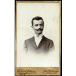 Oldal István műterme, Nagybecskerek, Vajdaság, elegáns fiatal férfi portréja, bajusz, monarchia, 1890-es évek, Eredeti CDV, hátulján ragasztott vizitkártya fotó. 
