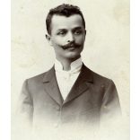 Oldal István műterme, Nagybecskerek, Vajdaság, elegáns fiatal férfi portréja, bajusz, monarchia, 1890-es évek, Eredeti CDV, hátulján ragasztott vizitkártya fotó. 