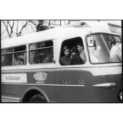   Osztálykirándulás Ikarus 55-ös autóbusszal, busz, Mávaut, különjárat, jármű, közlekedés, szocializmus, 1960-as évek, Eredeti fotó, papírkép.  