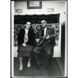 „Térjetek meg, mert elközelített a mennyeknek országa!”, elegáns pár hangszerrel, mandolin, vallás, egyház, zene, 1940-es évek, Eredeti fotó, papírkép.