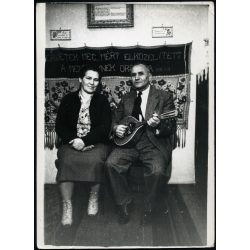   „Térjetek meg, mert elközelített a mennyeknek országa!”, elegáns pár hangszerrel, mandolin, vallás, egyház, zene, 1940-es évek, Eredeti fotó, papírkép.