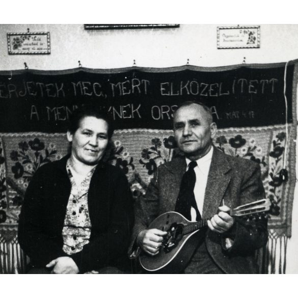 „Térjetek meg, mert elközelített a mennyeknek országa!”, elegáns pár hangszerrel, mandolin, vallás, egyház, zene, 1940-es évek, Eredeti fotó, papírkép.