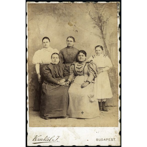 Kaukál műterem, Budapest, nők, lányok ünneplő ruhában, kézen fogva, festett háttér, egyszerű műterem, monarchia, 1890-es évek, Eredeti ritka kabinetfotó.  