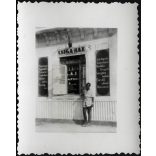 CSIGA-HÁZ, Balatonföldvár, kikötő, Okeney Jánosné vegyeskereskedése, az üzlet előtt valószínűleg a tulajdonos fárje, a színes bőrű Okeney János, Csigaház, kirakat, Balaton, bolt, helytörténet, 1940-es évek, Eredeti fotó, papírkép.   méret megközelítő