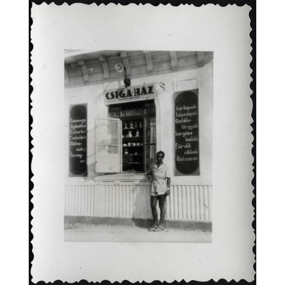 CSIGA-HÁZ, Balatonföldvár, kikötő, Okeney Jánosné vegyeskereskedése, az üzlet előtt valószínűleg a tulajdonos fárje, a színes bőrű Okeney János, Csigaház, kirakat, Balaton, bolt, helytörténet, 1940-es évek, Eredeti fotó, papírkép.   méret megközelítő
