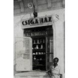 CSIGA-HÁZ, Balatonföldvár, kikötő, Okeney Jánosné vegyeskereskedése, az üzlet előtt valószínűleg a tulajdonos fárje, a színes bőrű Okeney János, Csigaház, kirakat, Balaton, bolt, helytörténet, 1940-es évek, Eredeti fotó, papírkép.   méret megközelítő