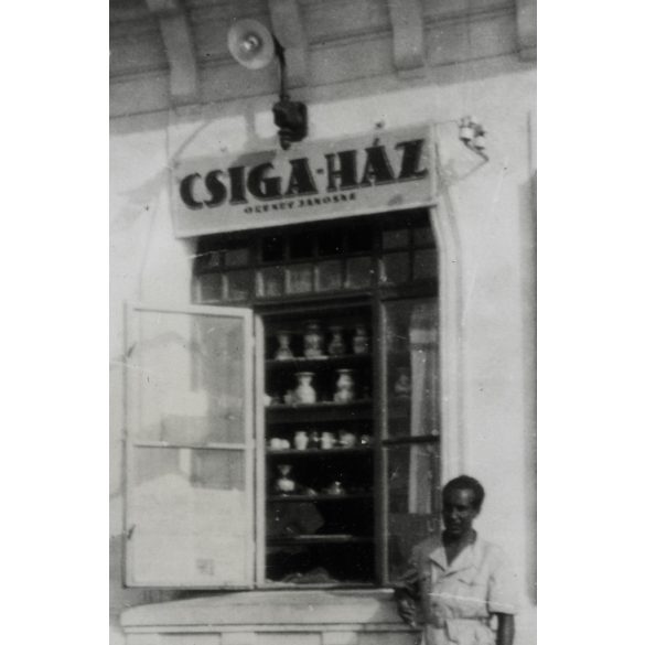 CSIGA-HÁZ, Balatonföldvár, kikötő, Okeney Jánosné vegyeskereskedése, az üzlet előtt valószínűleg a tulajdonos fárje, a színes bőrű Okeney János, Csigaház, kirakat, Balaton, bolt, helytörténet, 1940-es évek, Eredeti fotó, papírkép.   méret megközelítő