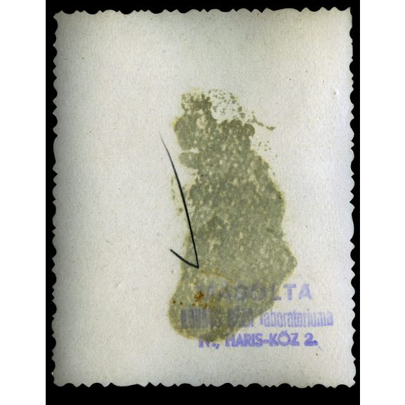 CSIGA-HÁZ, Balatonföldvár, kikötő, Okeney Jánosné vegyeskereskedése, az üzlet előtt valószínűleg a tulajdonos fárje, a színes bőrű Okeney János, Csigaház, kirakat, Balaton, bolt, helytörténet, 1940-es évek, Eredeti fotó, papírkép.   méret megközelítő