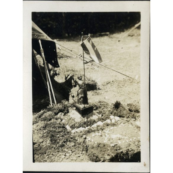 Cserkésztábor, Parád, a megnyert vándordíj, szobor magyar zászlóval, helytörténet, Horthy-korszak, 1934, 1930-as évek, Eredeti fotó, hátulján feliratozott papírkép.