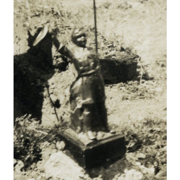 Cserkésztábor, Parád, a megnyert vándordíj, szobor magyar zászlóval, helytörténet, Horthy-korszak, 1934, 1930-as évek, Eredeti fotó, hátulján feliratozott papírkép.