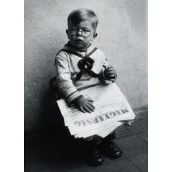  Kisfiú a Magyarság újság egy számával, szemüveg, matrózblúz, különös szemüveg, Horthy-korszak,1930-as évek, Eredeti fotó, hátulján sérült papírkép.  