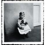 Kisfiú a Magyarság újság egy számával, szemüveg, matrózblúz, különös szemüveg, Horthy-korszak,1930-as évek, Eredeti fotó, hátulján sérült papírkép.  