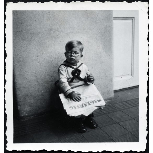 Kisfiú a Magyarság újság egy számával, szemüveg, matrózblúz, különös szemüveg, Horthy-korszak,1930-as évek, Eredeti fotó, hátulján sérült papírkép.  