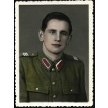Légvédelmi tüzér szakaszvezető, 49M posztó zubbonyban, katona, kommunizmus,1950-es évek, Eredeti fotó, hátulján feliratozott, kézzel színezett papírkép. 