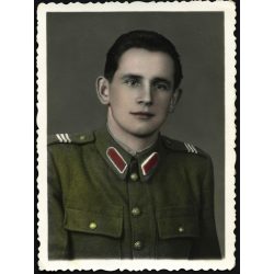   Légvédelmi tüzér szakaszvezető, 49M posztó zubbonyban, katona, kommunizmus,1950-es évek, Eredeti fotó, hátulján feliratozott, kézzel színezett papírkép. 