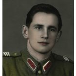 Légvédelmi tüzér szakaszvezető, 49M posztó zubbonyban, katona, kommunizmus,1950-es évek, Eredeti fotó, hátulján feliratozott, kézzel színezett papírkép. 