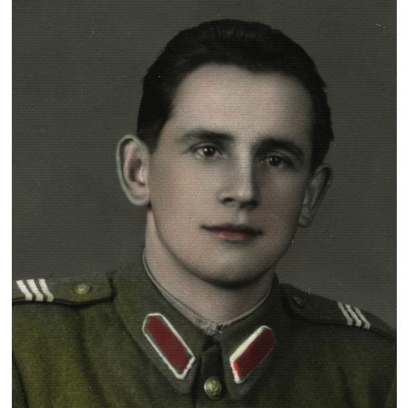 Légvédelmi tüzér szakaszvezető, 49M posztó zubbonyban, katona, kommunizmus,1950-es évek, Eredeti fotó, hátulján feliratozott, kézzel színezett papírkép. 