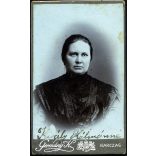 Germány műterem, Karcag, elegáns nő, Király Kálmánné portréja, monarchia, Jász-Nagykun-Szolnok megye, helytörténet, 1890-es évek, Eredeti CDV, hátulján sérült, aláírt, szignózott vizitkártya fotó.  