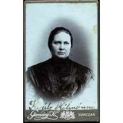   Germány műterem, Karcag, elegáns nő, Király Kálmánné portréja, monarchia, Jász-Nagykun-Szolnok megye, helytörténet, 1890-es évek, Eredeti CDV, hátulján sérült, aláírt, szignózott vizitkártya fotó.  