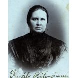 Germány műterem, Karcag, elegáns nő, Király Kálmánné portréja, monarchia, Jász-Nagykun-Szolnok megye, helytörténet, 1890-es évek, Eredeti CDV, hátulján sérült, aláírt, szignózott vizitkártya fotó.  